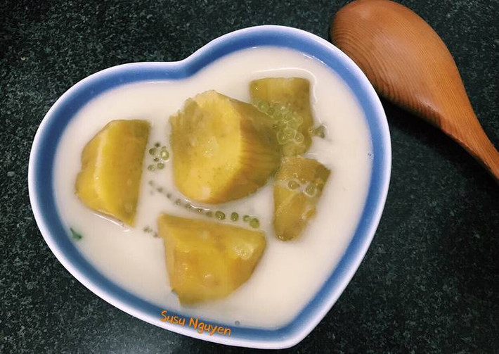 Bột báng ngâm trước cho mềm rồi bỏ chung vào nồi. Dùng đũa xăm vào xem khoai đã chín chưa. Nếu khoai chín rồi thì bỏ đường vào. Cho tí xíu muối để độ ngọt không bị thé cổ. Ảnh: cookpad.com.