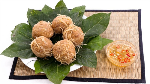 Pha nước chấm nem: Pha 2 thìa canh nước mắm với 1 quả ớt tiêu băm với 3 tép tỏi băm, nước cốt nửa quả chanh. Khi ăn, trải lá sung ra, xếp lá đinh lăng vào rồi gắp nem vào và cuốn lại, chấm với nước chấm rồi thưởng thức hương vị. Ảnh: dantocmiennui.vn.