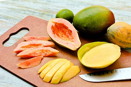 2. Xoài, đu đủ xóc muối ớt. Nguyên liệu: Xoài chín, đu đủ chín, đường, muối, bột ớt, chanh tươi. Xoài gọt vỏ, cắt miếng dài dày. Đu đủ làm tương tự, bỏ hạt. Ảnh: VietGiaiTri.com.