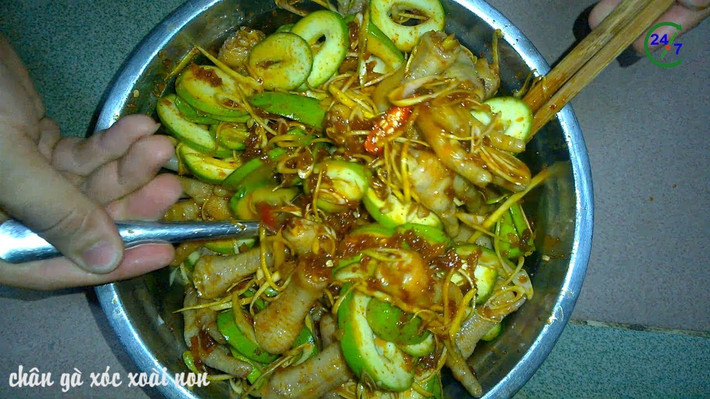 Quất thái làm 3 miếng, tỏi băm nhỏ, ớt sừng thái lát mỏng hoặc băm nhỏ đều được, sả thái lát mỏng, gừng thái sợi. Cho các gia vị nước mắm, đường, dấm vào 1 cái bát rồi khuấy đều cho tan đường sau đó cho tỏi băm, ớt, ớt bột trộn đều nguyên liệu. Ảnh: youtube.com.