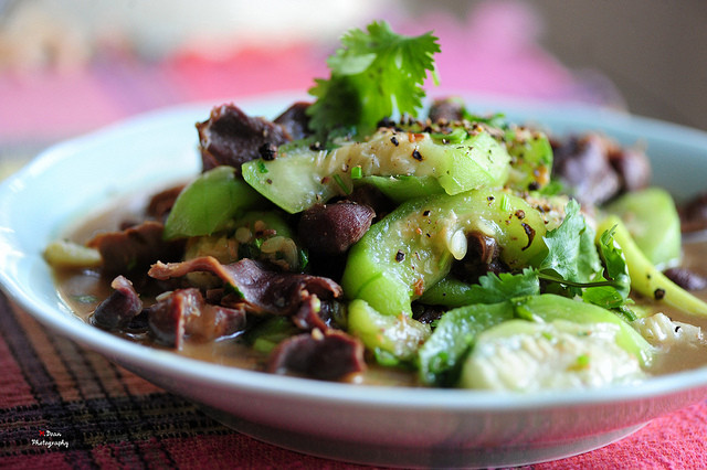 3. Lòng gà xào nghệ và mướp. Nguyên liệu: Lòng gà, mướp, tỏi, hành khô, hành lá, ngò, muối, bột ngọt, tiêu, bột nghệ. Lòng xắt lát ướp với hành tỏi băm nhuyễn. Cho 1 ít muối, bột ngọt, tiêu và dầu ăn vào. Ảnh: BepGiaDinh.com.