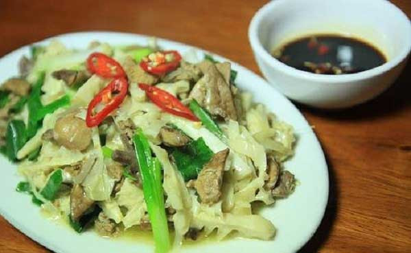 Lòng gà rửa sạch ướp 1 muỗng hành tỏi giã nhỏ với ít tiêu và muối hoặc mắm. Làm nóng chảo cho mỡ và 1 muỗng hành tỏi giã dập vào phi cho dậy mùi rồi cho lòng gà xào sơ qua 3 phút. Tiếp cho măng vào xào chín, măng thấm đều gia vị, nêm lại cho vừa khẩu vị. Ảnh: GiaDinh.TV.