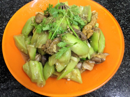 Để dầu nóng cho hành tỏi băm lên đảo thơm. Cho lòng gà vào đảo nhanh. Lòng vừa chín cho mướp vào để lửa to xào nhanh tay. Mướp vừa chín tới thì tắt bếp, rắc hành ngò và tiêu lên. Ảnh: 24h.com.vn.