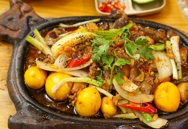 Ướp lòng gà và trứng non với hành tím băm, mắm, tiêu. Hành tây thái dọc dày vừa phải, hành lá cắt khúc. Cho 1 muỗng canh dầu ăn vào chảo, cho đầu hành đập dập vào phi thơm, cho lòng gà trứng non đã ướp vào cùng lúc với hành tây, xào cho vừa chín tới. Ảnh: chebienmonngon.com.