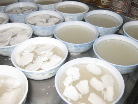 4. Nước bột gạo hoài sơn. Nguyên liệu: Hoài sơn, củ súng, xuyên tiêu, gạo nếp. Gạo nếp ngâm một đêm, vo sạch, để khô, rang nhuyễn, tán bột. Ảnh: toinayangi.vn.