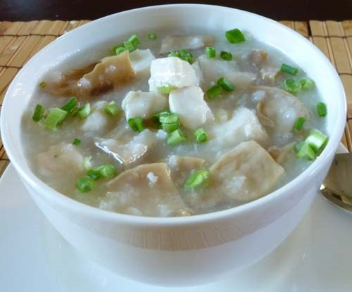 2. Tụy lợn hầm hoài sơn. Nguyên liệu: Hoài sơn, tụy lợn. Hoài sơn rửa sạch, gọt vỏ, thái lát hầm nhừ cùng tụy lợn, thêm muối gia vị vừa ăn. Món này dùng cho bệnh nhân đái tháo đường rất tốt. Ảnh: thaiphongfood.com.vn.