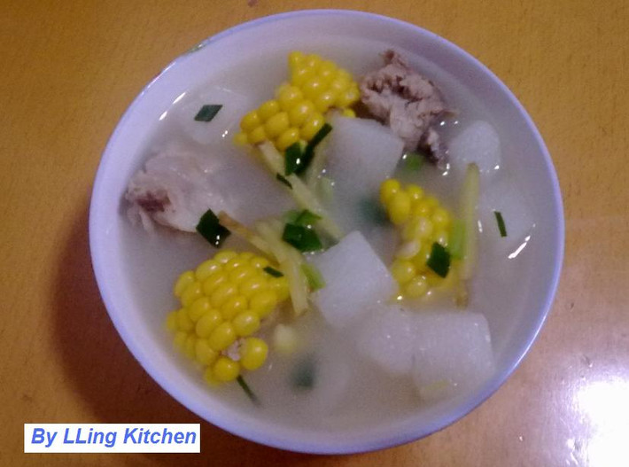 Hoài sơn rửa sạch, gọt vỏ, ướp nhanh muối, gia vị và chút gừng cho ngấm rồi cho vào nồi nước dùng, ninh tiếp khoảng 20 phút nêm gia vị, cho chút hành lá cho thơm. Khi hoài sơn chín mềm, bở là được. Món này dùng giúp an thần, chữa mệt mỏi, chán ăn cực kì hiệu quả. Ảnh: boblan.wordpress.com.
