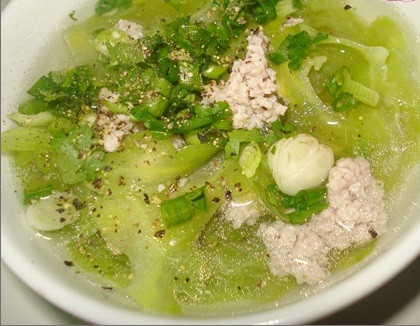 Nêm canh chút muối, bột ngọt, đường, hạt nêm, chút tiêu xay, cắt hành ngò bỏ vào rồi tắt bếp. Ảnh: nhahangamthuc.net.