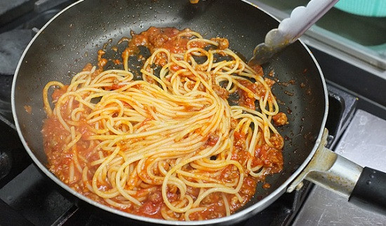 3. Mì spagetti sốt thịt bằm. Nguyên liệu: Mì ý, hành tây, sữa tươi, thịt bò, thịt lợn, cà chua, lá oregano khô, gia vị. Cà chua lột vỏ, cho vào máy xay nhuyễn. Hành tây rửa sạch, ngâm nước cho bớt hăng, sau đó thái nhỏ. Ảnh: kenhnoitro.info.