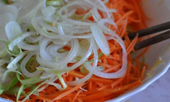 2. Thịt băm xào cà rốt hành tây. Nguyên liệu: Thịt xay, cà rốt, hành tây, gia vị, hành tím. Cà rốt gọt vỏ thái miếng mỏng vừa ăn. Hành tây gọt vỏ rửa sạch thái mỏng vừa với cà rốt để 2 thứ chín đều. Hành tím bóc vỏ băm nhỏ. Ảnh: Emvaobep.com.