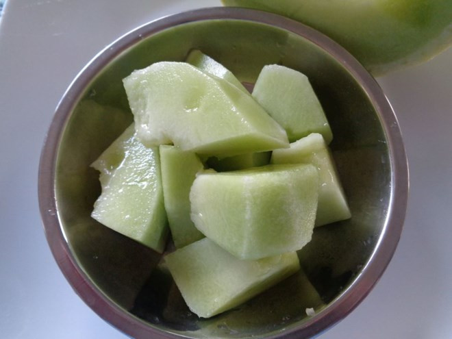 Đậu chín chắt nước đậu ra tô. Thêm 20 g đường vào phần nước đậu rồi hòa tan. Phần hạt đậu trong nồi bạn cho phần đường còn lại vào và đặt lên bếp sên cho đường tan, ngấm vào đậu. Ảnh: baomoi.com