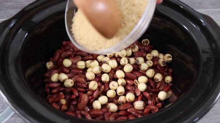 3. Chè đỗ đen hạt sen. Nguyên liệu: Hạt sen khô, đỗ đen, trân châu hạt nhỏ, đường phèn, muối, gừng. Ngâm đỗ qua đêm với một thìa nhỏ muối. Cho đỗ vào nồi hầm đến khi đỗ mềm thì cho tiếp đường phèn vào, đun lửa nhỏ để đường thấm vào đỗ. Ảnh: youtube.com.