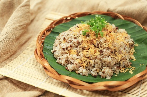 Nấu xôi chim đơn giản thế nhưng cũng cần sự khéo léo, tinh tế của người nấu. Chỉ cần lơ đễnh một chút, để xôi bị khô quá hay bị nhão quá là hỏng. Quá tay một chút để thịt chim bị rang khô cũng làm món mất ngon. Mà cho thịt chim vào trộn với xôi cũng phải thật khỏe tay, thật chú ý. Ảnh: Lamsao.com.