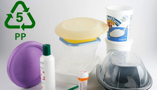 Số 5: Nhựa PP (nhựa polypropylene). Chất này thường chịu được ở nhiệt độ 167 độ C. PP có màu trắng, trong suốt, thường được dùng trong việc sản xuất hộp sữa chua, chai đựng nước lọc, lọ đựng thuốc, chai đựng sirô hay nước sốt cà chua, tương ớt, ống hút…được xem là nhựa an toàn. Ảnh: kenh14.vn.