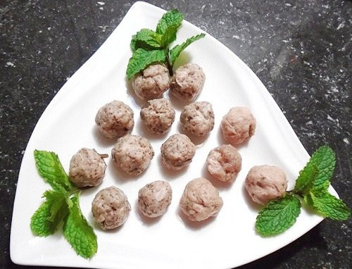 Thịt nạc vai rửa sạch, thái nhỏ rồi cho vào xay hoặc băm nhuyễn. Sau đó cho giò sống, thịt nạc vai, nấm hương, mộc nhĩ ra tô, thêm bột canh, tiêu. Trộn đều lên. Viên hỗn hợp thịt thành các viên mọc vừa ăn. Ảnh: wikicachlam.com.