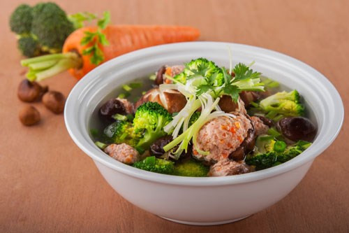 Cho một chút gừng tươi và hành lá vào nước dùng. Sau đó bỏ nấm hương đã nhồi giò vào luộc chín. Luộc khoảng 5-6 phút rồi vớt nấm hương ra. Tiếp tục cho cà rốt vào luộc chín, khoảng 4-5 phút thì bỏ tiếp xu hào, súp lơ và trứng cút vào. Ảnh: 7monngonmoingay.info.