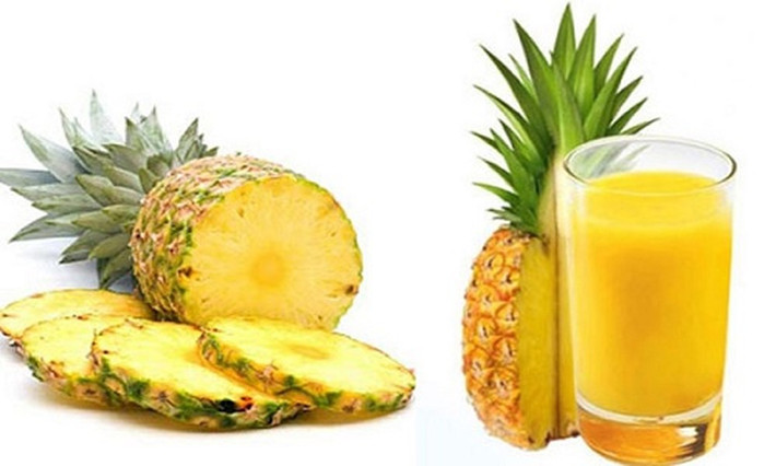 Chuẩn bị: 1 quả dứa tươi, gừng, muối hạt. Gọt dứa, bỏ mắt để không bị dị ứng, ép lấy nước. Lấy khoảng 120-150ml nước ép dứa. Bỏ thêm khoảng 9 lát gừng thái mỏng và một chút muối vào, khuấy đều. Uống nước ép này vào buổi sáng, sau khi ăn sáng khoảng 30 phút. Uống 7 ngày, nghỉ 7 ngày rồi lại uống tiếp 7 ngày tới khi khỏi bệnh. Ảnh: baomoi.com.
