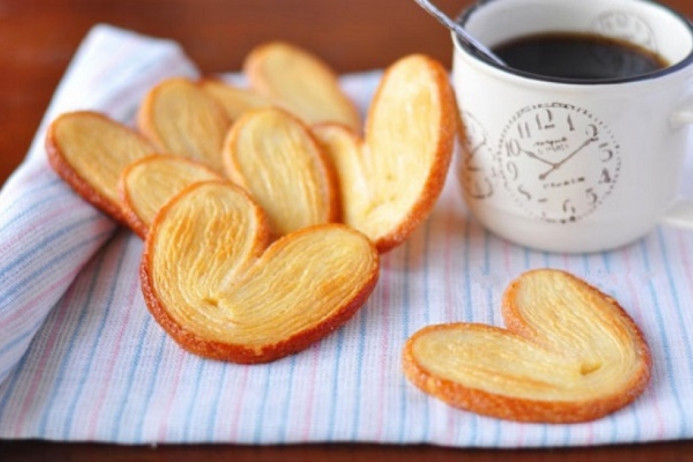 Cho khay vào lò nướng ở 204 độ C trong 7 phút thì lấy ra, lật mặt bánh lại và nướng ở 190 độ C thêm khoảng 7 phút nữa là được. Lấy bánh Palmier trái tim ra, để nguội bớt và thưởng thức thôi nào. Ảnh: nauzi.com.