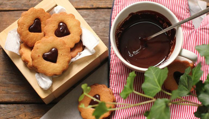 Ghép những nửa bánh cookies trái tim lại với nhau, thêm mứt hoa quả thêm và gói lại tặng người thương. Ảnh: Kheotay.org.