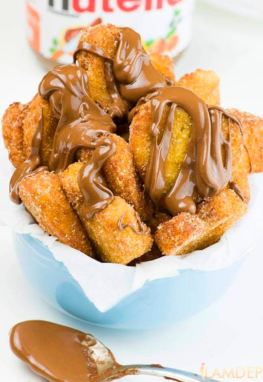 Cuối cùng, vớt bánh mì trái tim ra, lăn qua hỗn hợp bột quế rồi rưới socola đun chảy lên và thưởng thức. Ảnh: iLamDep.com.