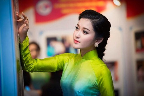 3. Tết tóc đuôi sam. Đây là kiểu tóc vô cùng hợp với áo dài nền nã, phần tóc phía sau sẽ được buộc lệch qua một bên hoặc buộc phồng phía sau để trông tóc đầy đặn hơn. Ảnh: gdw.vn.