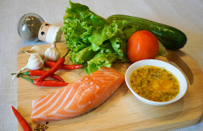 3. Cá hồi áp chảo sốt chanh dây. Nguyên liệu: Cá hồi, chanh dây, mayonnaise, đường, bơ, muối, tiêu. Rửa sạch, ướp cá hồi với xíu muối và tiêu xay nhé. Ướp khoảng 15 phút. Lấy nước cốt chanh dây, hoà cùng đường và một chút nước. Ảnh: Khampha.vn.