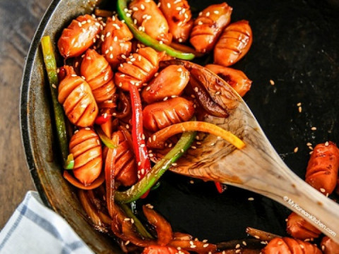 Cho xúc xích lên chảo rồi đổ nước sốt lên, đảo đều tầm 1 phút cho ngấm hết gia vị là được. Ảnh: Nauzi.com.