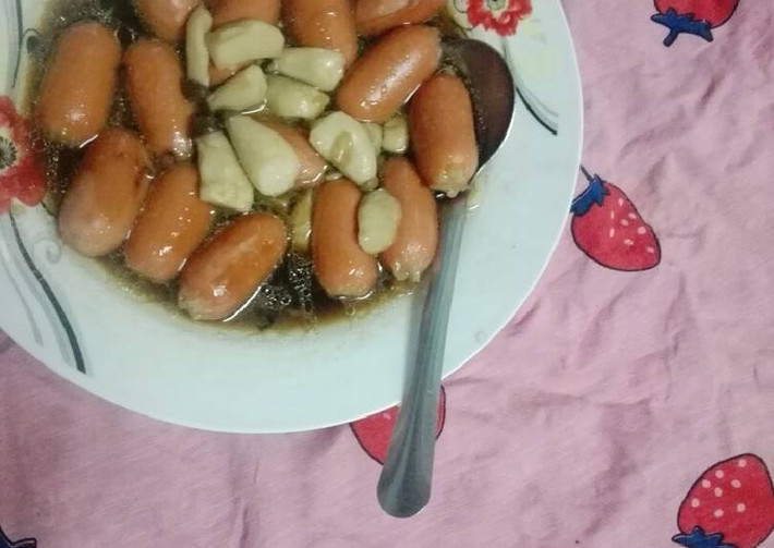 Cho xúc xích vào chiên rám vàng, nấm cũng tương tự. Sau đó cho tỏi và hành tím vào phi thơm, cho thêm dầu hào, nước tương, nước nấu trong 5 phút là được. Ảnh: cookpad.com.