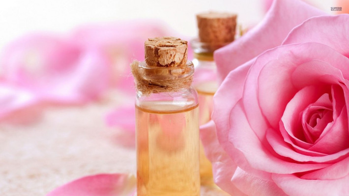 Cách 4: Cách tẩy mụn đầu đen bằng trứng gà và nước hoa hồng. Nguyên liệu: Giọt nước hoa hồng, lòng trắng trứng. Rửa mặt thật sạch rồi dùng khăn bông thấm khô. Ảnh: cosmeticebio.net.