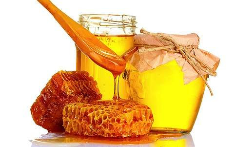 Cách 2: Lột mụn cám bằng lòng trắng trứng gà và mật ong. Nguyên liệu: Mật ong, trứng gà. Tách trứng gà lấy lòng trắng rồi cho mật ong vào đánh thật tơi xốp rồi thoa lên da. Ảnh: phunutoday.vn.