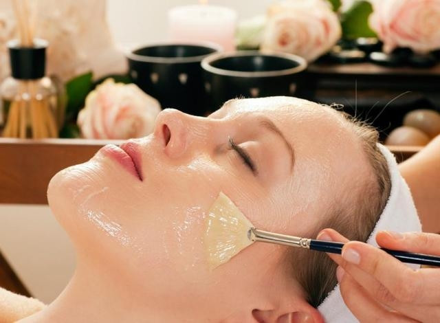 Khi nào thấy mặt nạ khô thì rửa với nước ấm. Luôn luôn nhớ thoa nước hoa hồng sau khi đắp mặt để lỗ chân lông được se khít nha. Ảnh: trimuncam.com.vn.