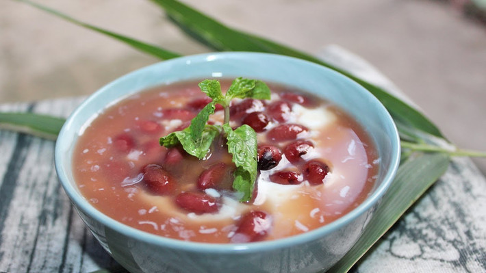 Cho nước sôi nâu nóng rồi cho bí đỏ luộc chín. Sau đó cho bí đỏ vào nấu cùng đậu đỏ trong 10 phút chín thì ta múc ra chén thưởng thức. Ảnh: blogdulich.com.vn.