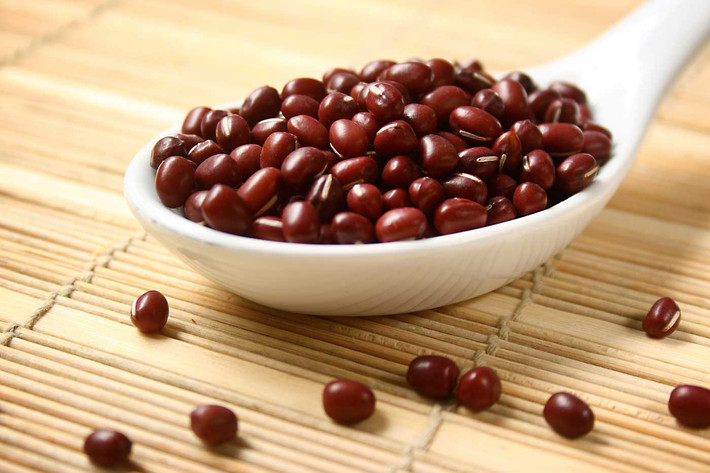 2. Chè đậu đỏ đỗ đen. Nguyên liệu: Đỗ đen, đậu đỏ, cùi dừa, đường nâu. Cả hai loại đậu đem vo sạch đem ngâm với nước lạnh. Đậu đỏ thì ngâm khoảng 5-6 giờ, đậu đen ngâm khoảng 2-3 giờ. Dừa cắt bỏ hết vỏ cứng bên ngoài, sau đó rửa sạch, rồi nạo thành từng sợi. Ảnh: JAMJA.vn.