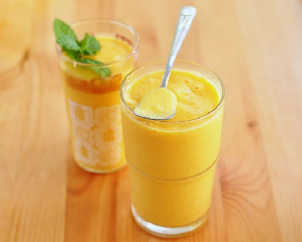 5. Sinh tố sữa tươi, bạc hà: Đồ uống này chứa rất nhiều vitamin và chất dinh dưỡng có lợi cho bé. Các bé chắc chắn sẽ thích mùi và vị của sinh tố này. Ngoài nguyên liệu chính là lá bạc hà và sữa tươi, mẹ hãy thêm vallina và chuối chín vào xay cùng. Sau đó, thả lên mặt cốc những mẩu chocolate chip. Ảnh: vietq.vn.