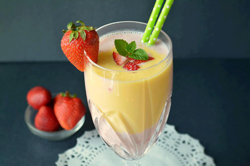 2. Sinh tố sữa, chuối, táo, dâu tây và xoài: Quả rửa sạch, bóc vỏ (gọt vỏ), thái miếng rồi trộn cùng sữa tươi, bỏ vào máy xay sinh tố, xay nhuyễn. Với bé lớn hơn thì nên làm đồ uống đặc (tức là cho ít sữa tươi). Đồ uống này không cần thêm đường. Ảnh: Healthplus.vn.