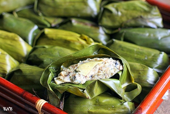 Đầu tiên là lá chuối, tiếp đến lá chanh, cho chả ốc lên trên, đặt đoạn sả nhỏ ở giữa, cuối cùng là lát gừng mỏng và gói lá chuối lại. Xếp chả ốc đã gói vào xửng rồi hấp chín trong khoảng 20 phút. Lúc nào lá chuối đổi màu cùng hương thơm của món ăn tỏa ra là được. Pha ít sả bằm, gừng bằm, ớt lát với nước mắm vắt chanh, ăn nóng. Ảnh: Tin 247.com.