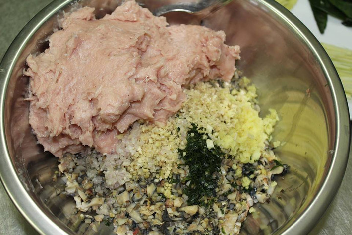 2. Chả ốc gói lá chuối. Nguyên liệu: Thịt ốc bươu, giò sống, sả cây, sả băm nhuyễn, gừng, tiêu, lá chuối, chanh, ớt, mộc nhĩ. Thịt ốc bươu mua về ngâm với ớt. Xả lại với nước sạch cho đến khi nước trong, bóp rồi để ra rổ cho ráo nước. Ảnh: BepGiaDinh.com.