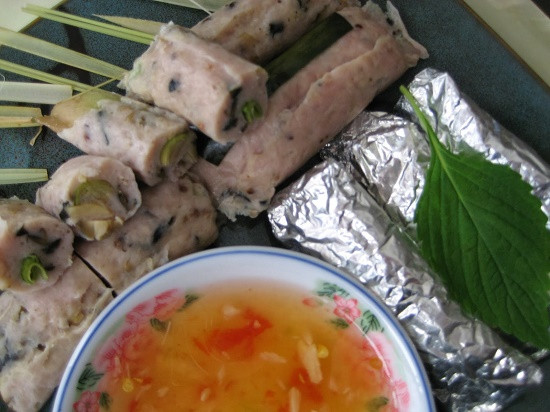 Nướng chả ốc trên bếp than hoa. Để thực hiện, xếp đều các miếng chả trên vỉ rồi quạt than. Quạt đều tay, nhỏ lửa cho tới khi ngửi thấy mùi thơm, giấy bạc có màu vàng khói đặc trưng là được. Ảnh: 7monngonmoingay.info. Cho phần thịt lợn + mộc nhĩ + hành khô + ớt đã sơ chế vào máy xay và xay thật nhuyễn mịn. Tiếp đến, cho thịt ốc vào xay chung cho tới khi thấy phần ốc đã quện vào thịt. Sau khi xay chả ốc xong, cho phần lá lốt đã thái mịn nhỏ vào với chả. Trộn thật kỹ để lá lốt quện đều. Cuối cùng, đem ướp chả ốc với một chút gia vị gồm bột nêm, tiêu, nước mắm trong khoảng 30 phút. Ảnh: Ohay.TV. Cho phần thịt lợn + mộc nhĩ + hành khô + ớt đã sơ chế vào máy xay và xay thật nhuyễn mịn. Tiếp đến, cho thịt ốc vào xay chung cho tới khi thấy phần ốc đã quện vào thịt. Sau khi xay chả ốc xong, cho phần lá lốt đã thái mịn nhỏ vào với chả. Trộn thật kỹ để lá lốt quện đều. Cuối cùng, đem ướp chả ốc với một chút gia vị gồm bột nêm, tiêu, nước mắm trong khoảng 30 phút. Ảnh: Ohay.TV. Cho phần thịt lợn + mộc nhĩ + hành khô + ớt đã sơ chế vào máy xay và xay thật nhuyễn mịn. Tiếp đến, cho thịt ốc vào xay chung cho tới khi thấy phần ốc đã quện vào thịt. Sau khi xay chả ốc xong, cho phần lá lốt đã thái mịn nhỏ vào với chả. Trộn thật kỹ để lá lốt quện đều. Cuối cùng, đem ướp chả ốc với một chút gia vị gồm bột nêm, tiêu, nước mắm trong khoảng 30 phút. Ảnh: Ohay.TV.