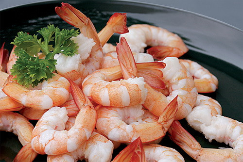 Làm sạch rau thơm, đậu phụng rang giòn, phi cho vàng...Sơ chế tôm, thịt ba rọi. Thịt và tôm mua về, rửa sạch rồi cho vào nồi luộc. Ảnh: phunutoday.vn.