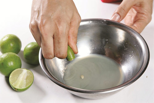 3. Dưỡng tóc bằng sữa chua và chanh: Áp dụng 5 thìa sữa chua không đường cùng với 1 thìa nước cốt chanh thêm 1 thìa baking soda (nếu có) thành hỗn hợp đặc sệt và ủ lên tóc ẩm 30 phút. Sau đó, gội lại sạch với nước. Loại mặt nạ này bạn nên áp dụng 1 tuần/1 lần thôi là đủ cho mái tóc có tóc bạc. Ảnh: thammyhongngoc.com.