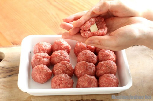 4. Thịt viên sốt cà. Nguyên liệu: Thịt heo xay, cà chua, nấm hương, hành lá, dầu hào, dầu ăn, gia vị, tiêu. Thịt heo chọn phần thịt sấn vai, xay nhỏ. Nấm hương rửa sạch, ngâm nở. Thái mỏng nấm rồi bằm nhỏ. Ảnh: kienthucamthuc.net.