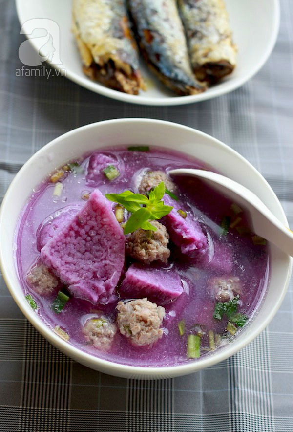 Khi nồi canh sôi trở lại thì nêm gia vị cho vừa ăn. Canh chín rắc rau om ngò gai đã thái vào rồi tắt bếp. Ảnh: congthucmonngon.vn.