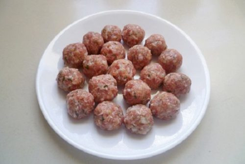 Cắt cà rốt thành từng khoanh. Khoai tây bổ làm 4. Xương rửa sạch, cho vào nồi hầm lấy nước nước dùng. Thịt viên thành từng viên nhỏ. Xương hầm chín vớt bọt cho nước trong, khi sôi cho thịt viên vào đến khi thịt viên nổi lên thì thả cà rốt vào trước. Sau đó tiếp tục thêm khoai tây. Rồi mới tới su su. Ảnh: trungcapnauan.com.