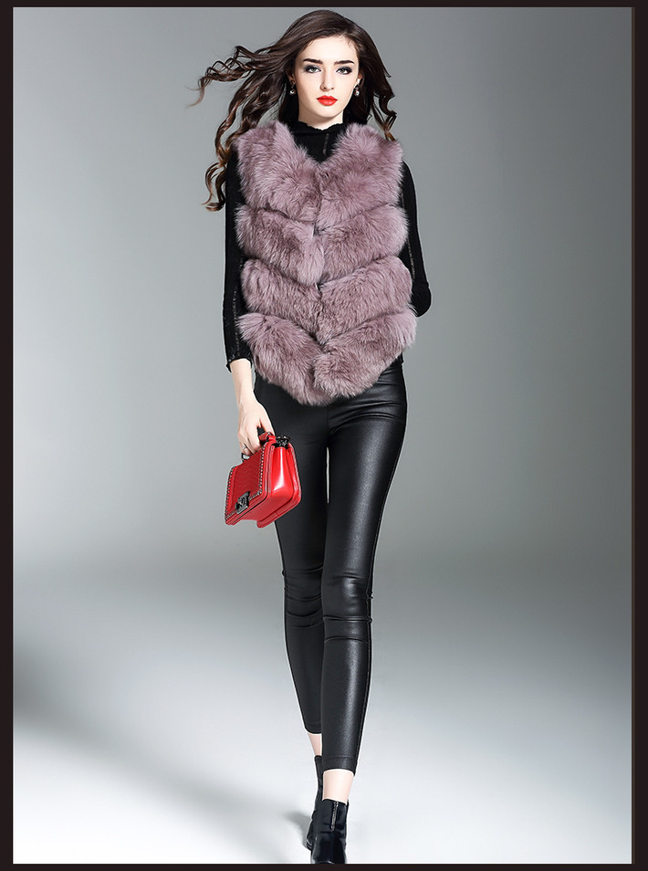 Áo khoác lông và quần: Do style áo lông tương đối xù xì và lớn, nên kiểu quần đi kèm với nó thường là ôm sát như skinny jeans hay legging. Ảnh: thoitrangeva.com.