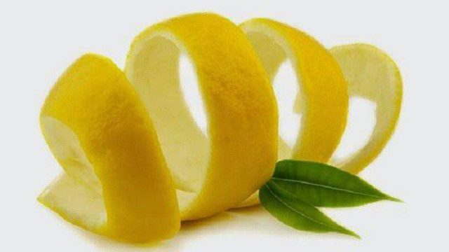 5. Vỏ quả bưởi phơi khô: Chữa được chứng ăn không tiêu, bụng đầy chướng, ấm ách khó chịu, đau bụng: Dùng 12g vỏ bưởi, 12 g vỏ quýt khô sao thơm, 3 lát gừng tươi. Đổ 300ml nước vào sắc với các vị trên còn 100ml, chia làm 2 lần, uống nóng trong ngày rất tác dụng. Ảnh: suythan.net.