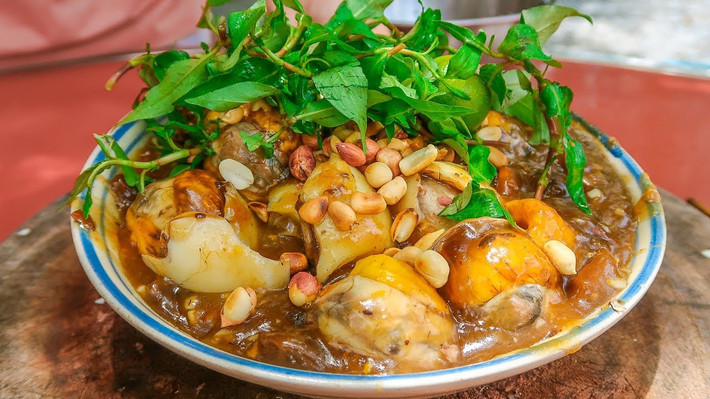 Phi thơm tỏi bằm, cho hỗn hợp nước me vào. Sốt me xôi 1 chút cho trứng đảo đều 2 phút rồi nhấc xuống. Trình bày ra đĩa, thêm đậu phộng rang, rau răm bên trên. Có thể chấm kèm muối tiêu chanh. Ảnh: youtube.com.