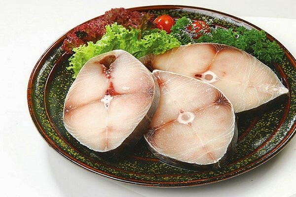 3. Cá kho cùi dừa. Nguyên liệu: Cá thu, dứa, cùi dừa, nước mắm, muối, đường, hạt tiêu, ớt bột, hành lá, hành khô, ớt quả. Cá rửa sạch, ướp vào một thìa nhỏ muối trong vòng 30 phút. Cùi dừa thái miếng vừa ăn, giữ lại nước dừa để kho cá. Dứa gọt vỏ, bỏ mắt rồi thái lát mỏng vừa ăn. Ảnh: Monngon.tv.