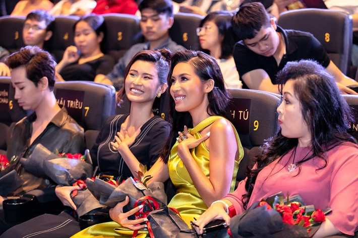 Dù "đấu đá" rợn người trong phim nhưng ngoài đời 3 mỹ nhân "Hoa hậu giang hồ" lại khá thân thiết. Cả 3 đều hoạt động trong giới người mẫu với chiều cao ấn tượng, nhan sắc "một 9 một 10".