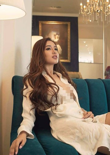 Dưới một bức ảnh mặc áo sơ mi trắng gợi cảm xẻ sâu tới tận rốn, Mai Phương Thúy khiến ca sĩ Hoàng Bách phải thốt lên: "Anh phải thay ảnh màn hình đây". Trong khi đó, nhiều fan nam khác "mất ăn mất ngủ" vì vẻ sexy của nàng hậu.