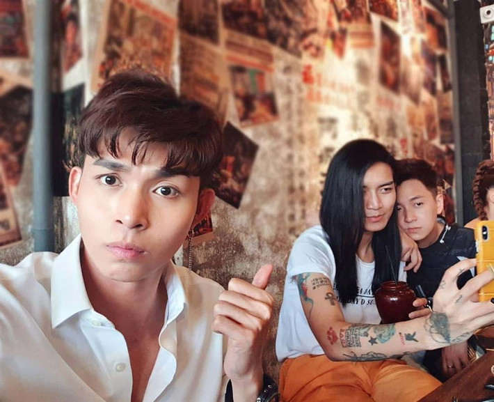 Trước đó, ca sĩ Jun Phạm còn đăng tải tấm ảnh đi ăn cùng BB Trần và Ngô Kiến Huy, kèm theo đó là chia sẻ hài hước khi bị "bỏ rơi": “Đôi cẩu nam nữ thật ngứa mắt”.